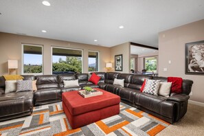 Smart TV, fireplace, table football, ping pong - Extraordinary Private Country Chateau, Pet Friendly, Hot Tub, BBQ, Enormous Deck w/ Mt. Adams Views (Hood River)