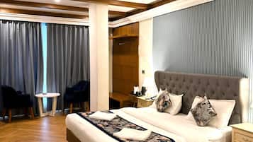 Presidential Suite Room | Hypo-allergenic bedding, down comforters, memory foam beds, desk