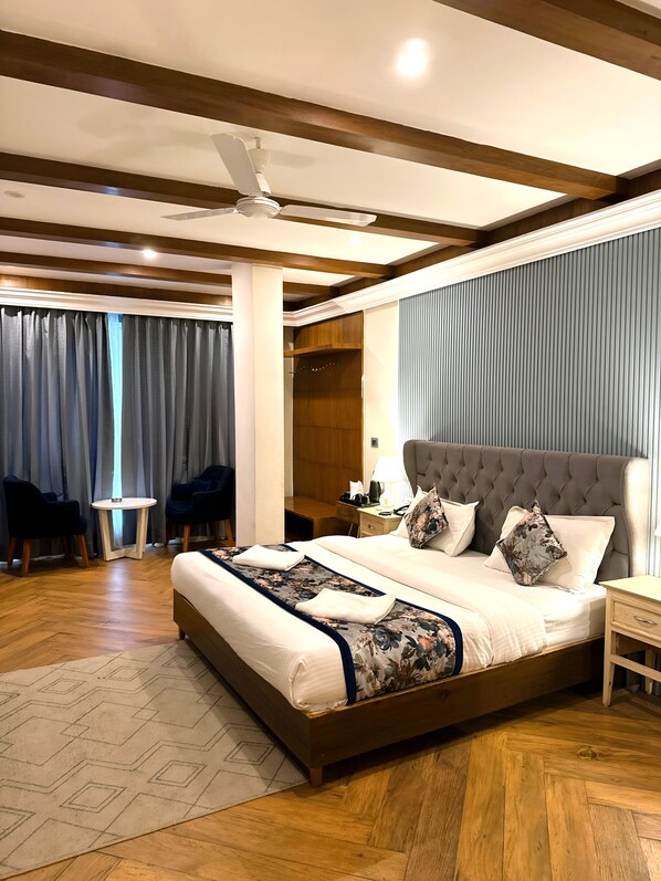 Presidential Suite Room | Hypo-allergenic bedding, down comforters, memory foam beds, desk - The Sapling Manor (Dehradun)