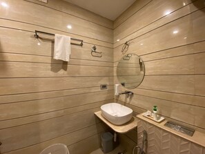 디럭스룸 | 욕실 | 샤워 시설, 타월, 비누, 샴푸