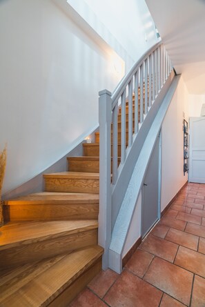 A staircase with wooden steps and white railings, leading to a room with a tiled floor. - Lovely house with Jacuzzi in France (Lot et Garonne) (Villeneuve-sur-Lot)