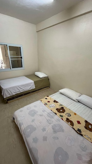 Basic Double or Twin Room | Free WiFi - Hostel 24 Backpackers (Bangkok)