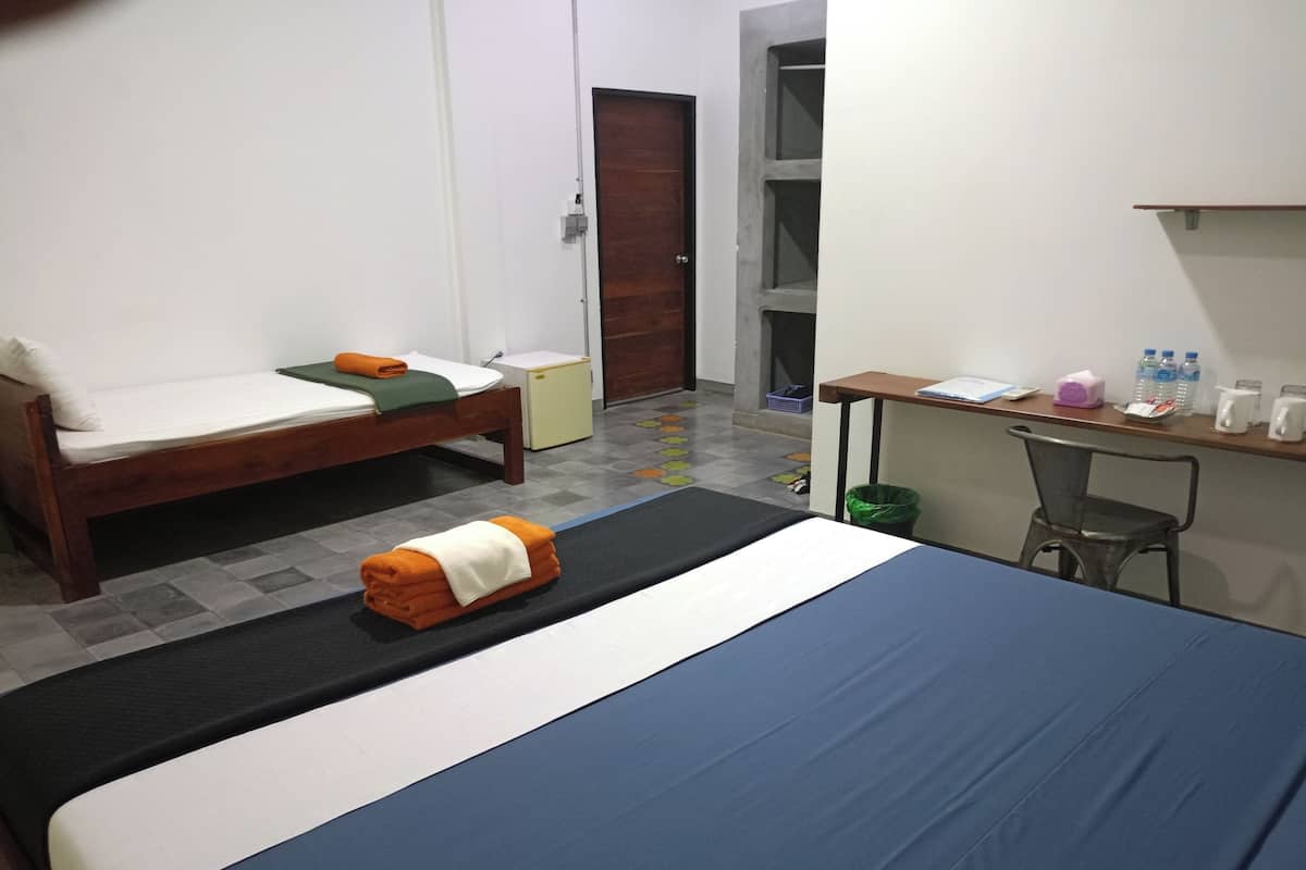 Deluxe-Dreibettzimmer | Hochwertige Bettwaren, Schreibtisch, laptopgeeigneter Arbeitsplatz