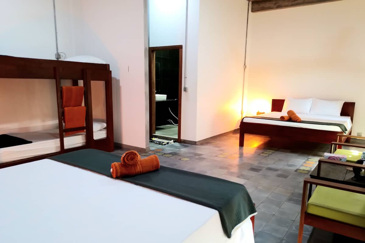Deluxe kamer, 1 twee- of 2 eenpersoonsbedden | Luxe beddengoed, een bureau, een laptopwerkplek
