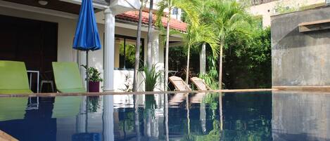 Hồ bơi ngoài trời