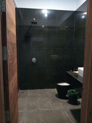 Kamar Grand | Kamar mandi | Shower, pancuran hujan, pengering rambut, dan kloset