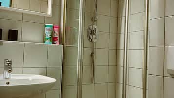 Habitación Deluxe con 1 cama matrimonial o 2 individuales | Baño | Secadora de cabello y toallas