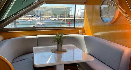 Yacht attrayant avec terrasse sur le toit