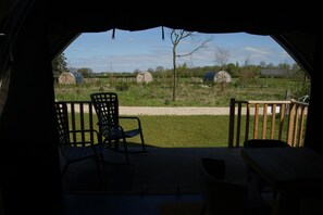 Outdoor dining - Romantic tent lodge in Dalerveen (Dalerveen)