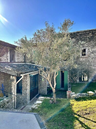 Mas du Gecko, 4km from Gordes, 8 beddings, 3 bathrooms