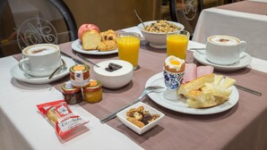 Una escena de desayuno con diferentes alimentos y bebidas sobre una mesa.