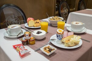 Se ofrece un desayuno bufé (13.50 EUR por persona)