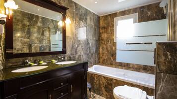 Kamar Double Superior | Kamar mandi | Perlengkapan mandi gratis dan handuk