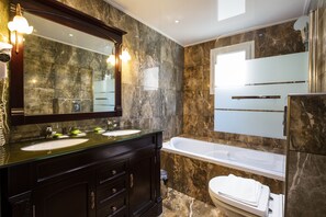 Chambre Double Supérieure | Salle de bain | Articles de toilette gratuits, serviettes fournies