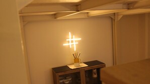 Une pièce avec un meuble en bois contenant des bols et un chandelier.