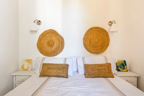 4 bedrooms, desk, iron/ironing board, WiFi