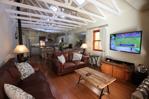Luxury Cottage | Living area | 42-inch flat-screen TV with cable channels, TV - LeBonheur (Cape Town)