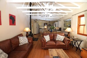 Luksus-småhus | Oppholdsområde | En 42-tommers Flatskjerm-TV med kabel-kanaler samt TV