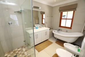 Luxury Cottage | Bathroom | Hair dryer, soap, shampoo, toilet paper