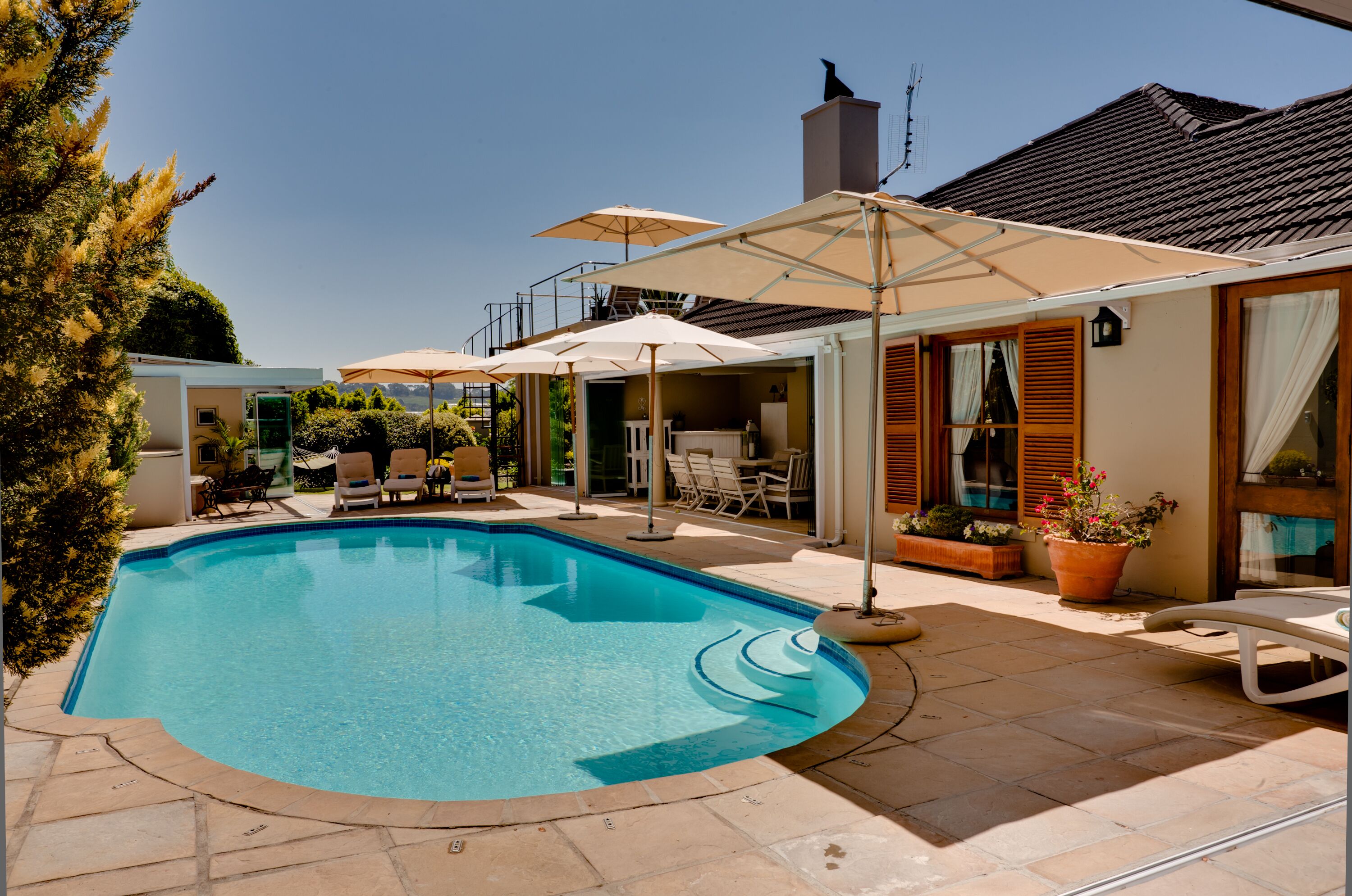 สระว่ายน้ำกลางแจ้งเปิดตามฤดูกาล