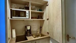 Chambre Deluxe double | Cuisine privée | Réfrigérateur, four à micro-ondes, surface de cuisson, grille-pain