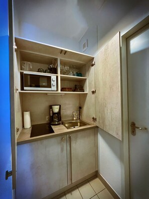 Deluxe Double Room | Private kitchen | Fridge, microwave, stovetop, toaster