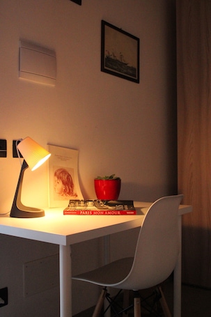 Escritorio, espacio para trabajar con laptop y wifi gratis