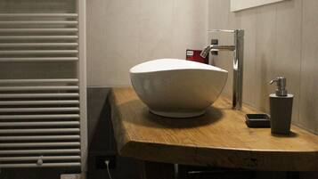 Standard-Doppel- oder -Zweibettzimmer | Badezimmer | Dusche, Haartrockner, Bidet, Handtücher
