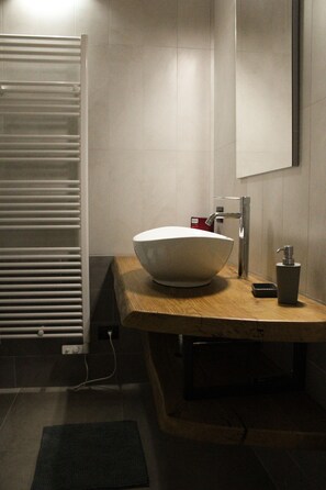 Standard Double or Twin Room | Bathroom