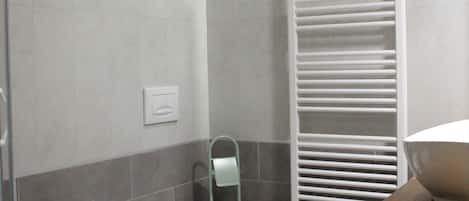 Habitación estándar con 1 cama matrimonial o 2 individuales | Baño | Regadera, secadora de cabello, bidet, toallas