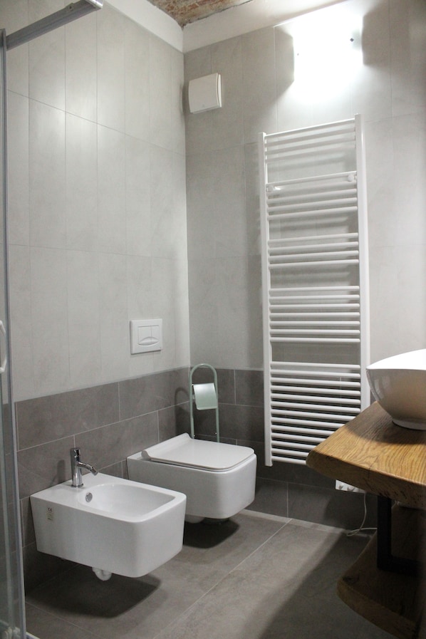 Standard Double or Twin Room | Bathroom