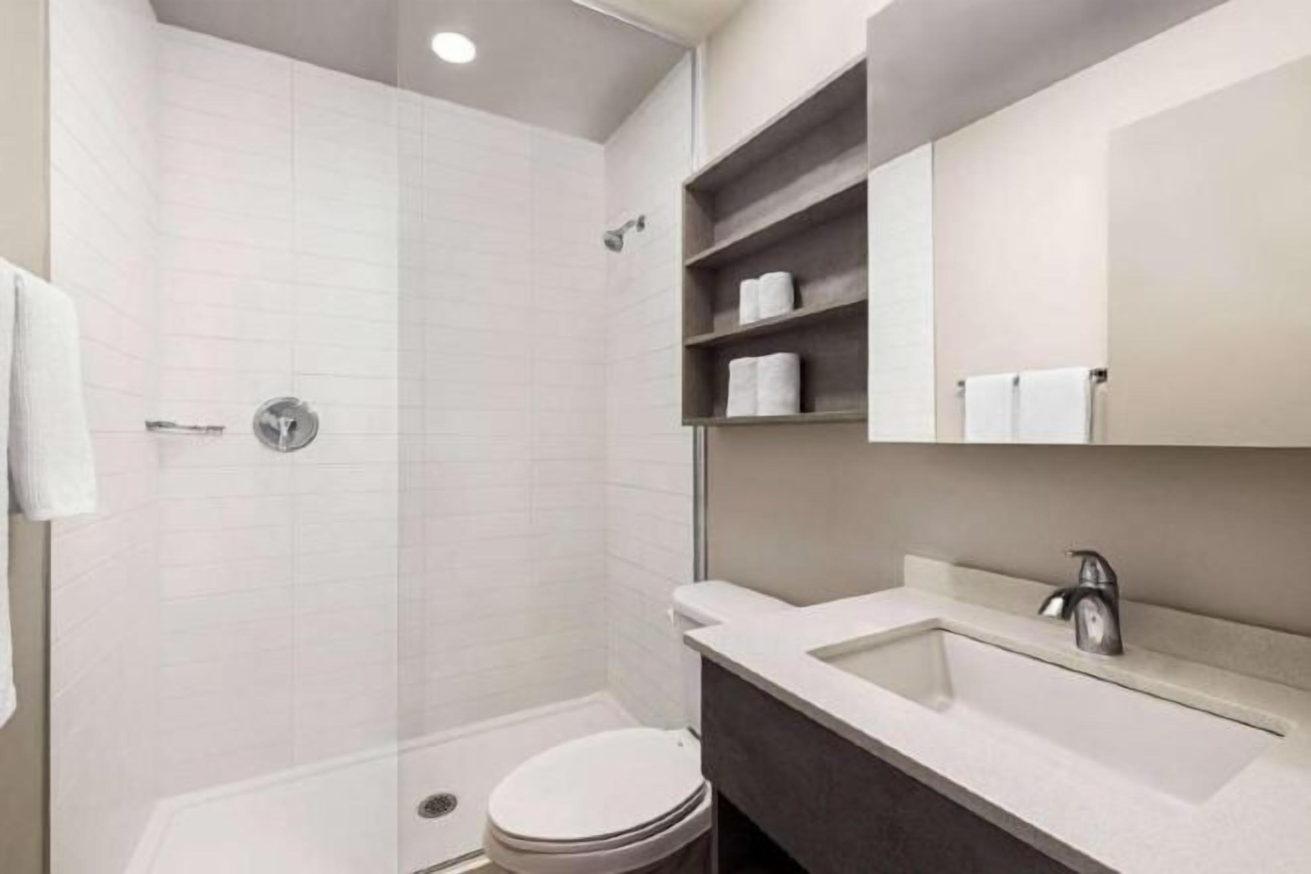 Baño | Artículos de higiene personal gratuitos, secador de pelo y toallas