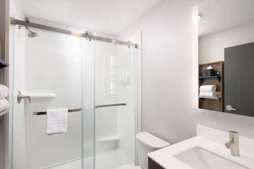 Suite estudio, 1 cama King size, para no fumadores | Baño para personas con discapacidad