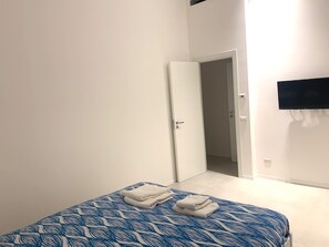 2 quartos, escrivaninha, ferros/tábuas de passar roupa, berço de viagem