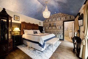 5 habitaciones, escritorio y tabla de planchar con plancha 