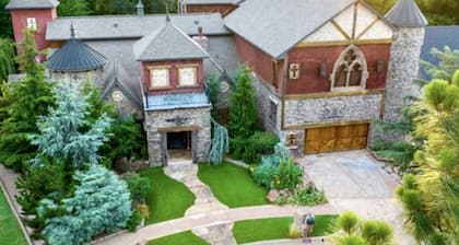 Amazing unique castle experience “Scarlet Manor” 5 bedroom/ 5 bath