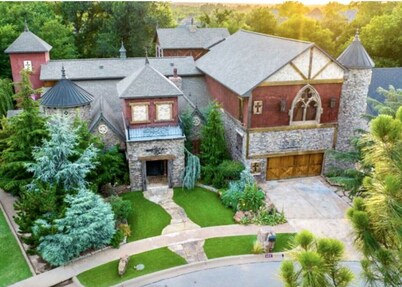 Amazing unique castle experience “Scarlet Manor” 5 bedroom/ 5 bath