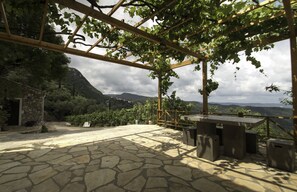 Outdoor dining - Traditional Stone Guesthouse (Acharavi)