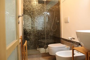 Chuveiro, bidê, toalhas de banho 