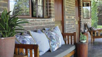 Basic-Zimmer | Hochwertige Bettwaren, individuell dekoriert, Schreibtisch