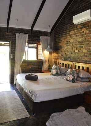 Basic Room | Premium bedding, individually decorated, desk, laptop workspace - Grincourt  (Polokwane)