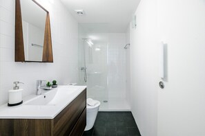 Exclusive Loft | Bathroom | Shower, towels - Vila Burgães by LovelyStay (Porto)