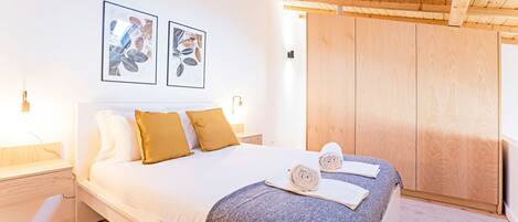 Deluxe Loft | Iron/ironing board, free WiFi, bed sheets