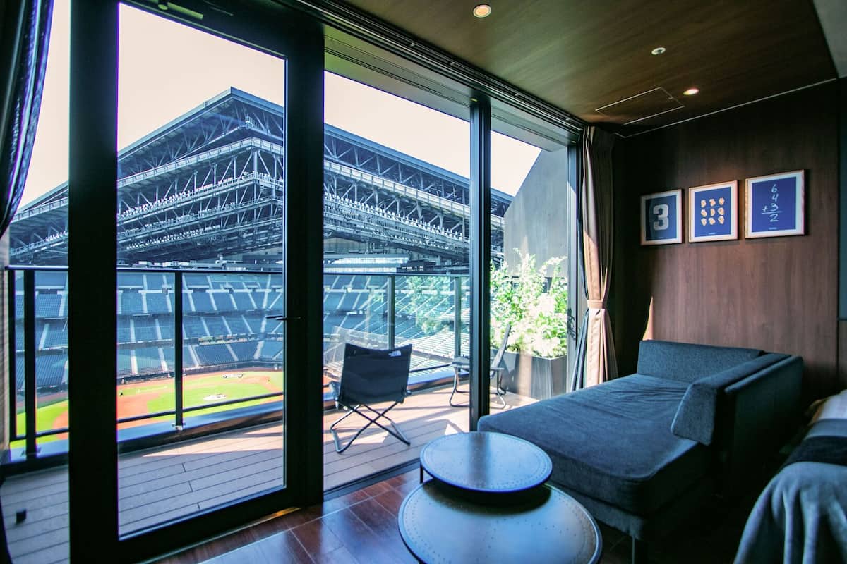 Design-Vierbettzimmer, Blick auf den Innenhof, Turm