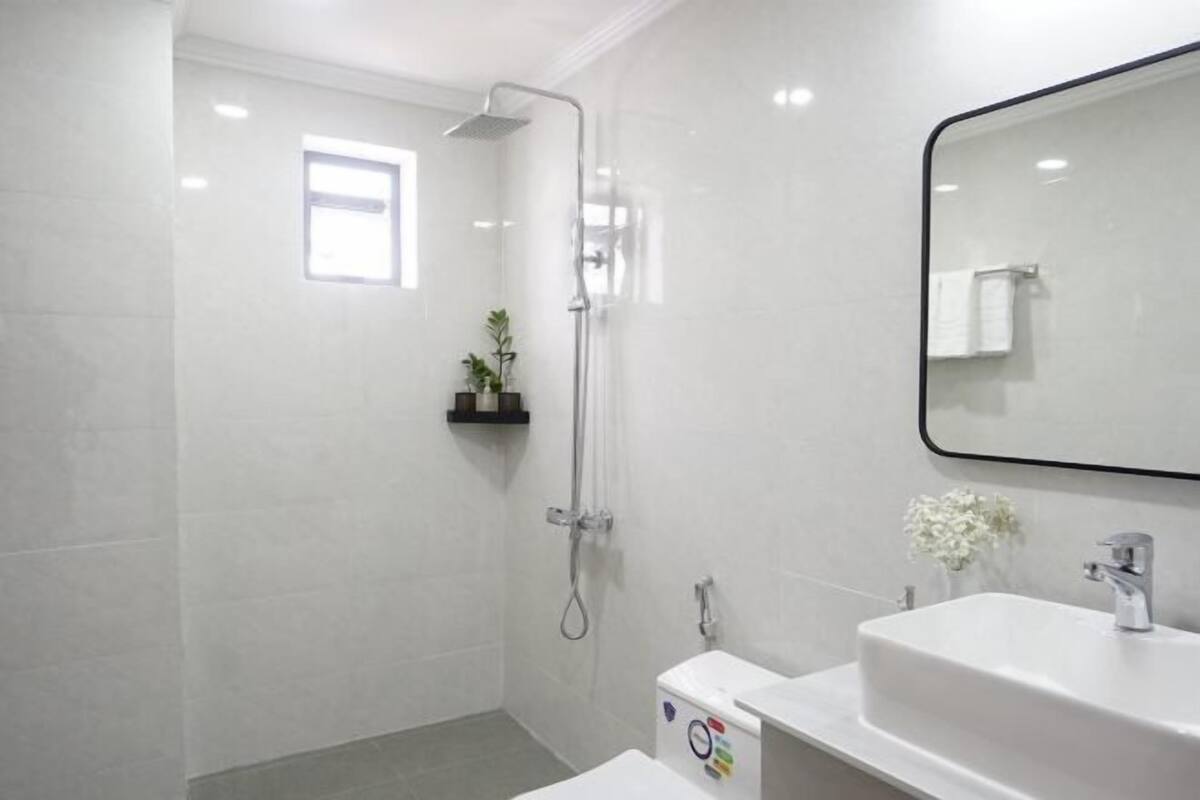 Baño | Regadera, regadera tipo lluvia, amenidades de baño de diseñador