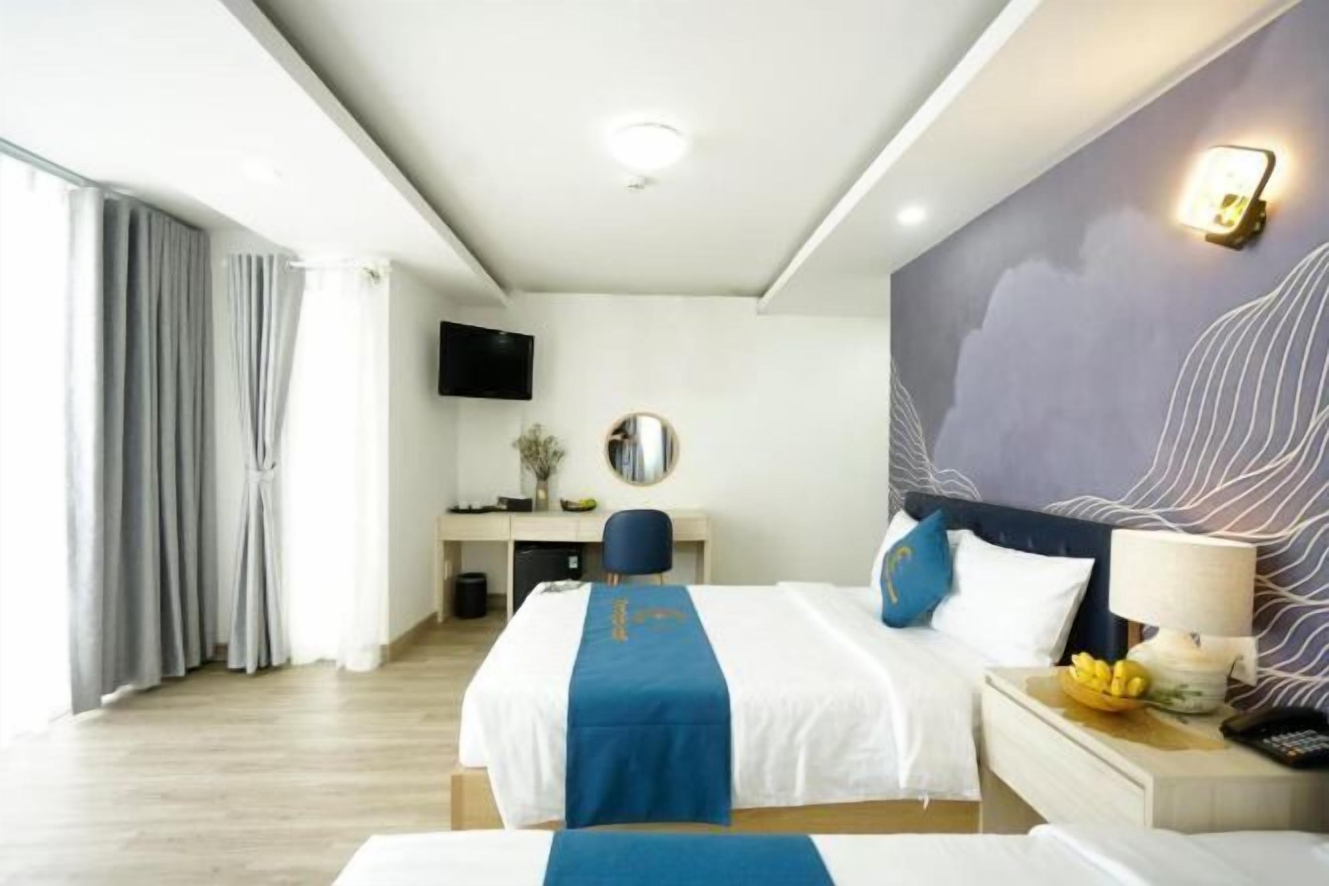 Peralatan tempat tidur premium, bar mini, peti besi dalam bilik, meja 