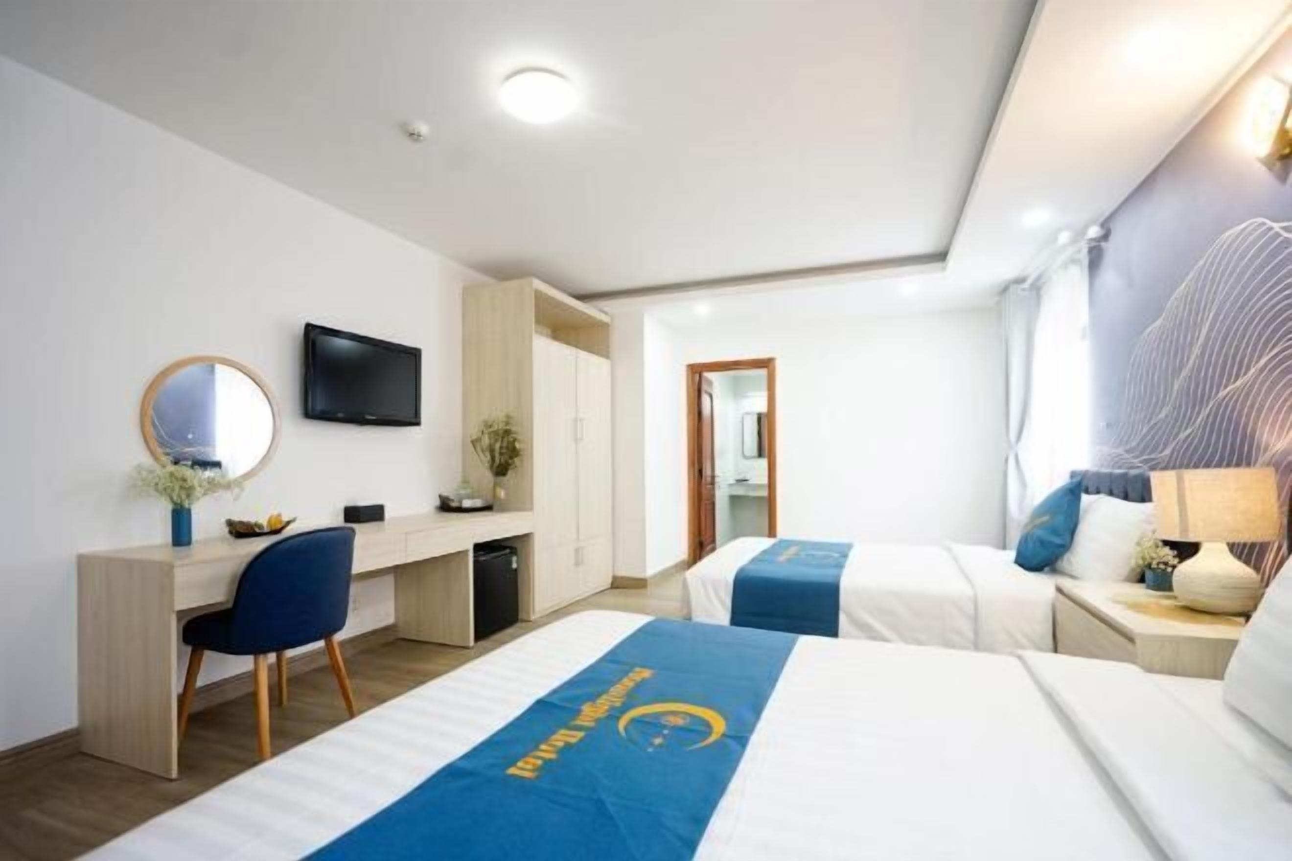 Peralatan tempat tidur premium, bar mini, peti besi dalam bilik, meja 