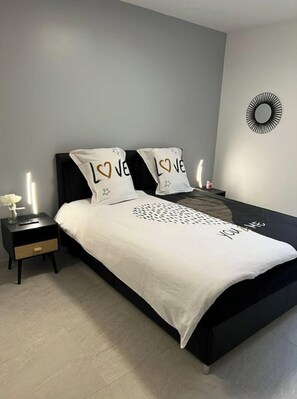 Bureau, chambres insonorisées, fer et planche à repasser