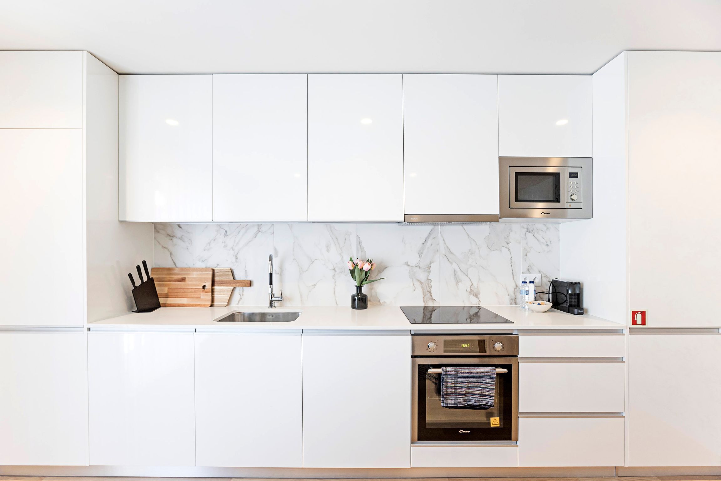 Apartamento Deluxe (1) | Cocina privada | Horno, placa de cocina, máquina de café espresso y hervidor eléctrico