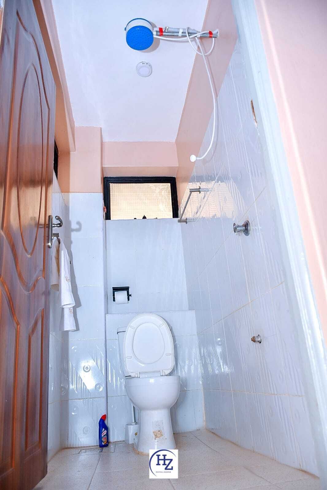 Suihku, sadesuihkupää, kylpytakit, tohvelit